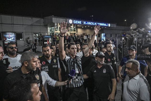 Serbian soccer player Dusan Vlahovic in Istanbul ISTANBUL, TURKIYE - AUGUST 12 : Serbian soccer player Dusan Vlahovic arrives in Istanbul as Besiktas announces the initiation of transfer negotiations with the player, on August 12, 2026 in Istanbul, Turkiye. Murat Sengul Anadolu Istanbul Turkey. Editorial use only. Please get in touch for any other usage.  Copyright: x2026xAnadoluxMuratxSengulx