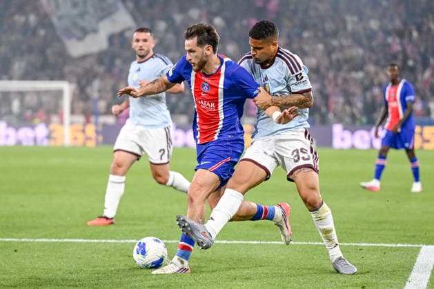 Khvicha Kvaratskhelia (Paris Saint-Germain FC) and Joao Gomes (Aston Villa) battle for the ball during the UEFA Super Cup 2026 match between Paris Saint-Germain and Aston Villa at Stadion Salzburg on August 12, 2026 in Salzburg, Austria. (Photo by Harry Langer DeFodi Images) - *** Khvicha Kvaratskhelia of Paris Saint-Germain FC and João Gomes of Aston Villa battle for the ball during the 2026 UEFA Super Cup match between Paris Saint-Germain and Aston Villa at Stadion Salzburg on August 12, 2026, in Salzburg, Austria. Photo by Harry Langer, DeFodi Images