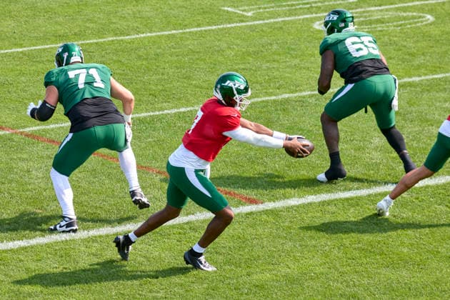 NFL, American Football Herren, USA 2026: NY Jets Training Camp AUG 12 New York Jets quarterback Geno Smith (7) participate during a joint practice with the Tampa Bay Buccaneers during training camp at the Atlantic Health Jets Training Center, Florham Park, New Jersey. Duncan Williams CSM (Credit Image: Duncan Williams Cal Media) Florham Park New Jersey United States EDITORIAL USE ONLY Copyright: xx ZUMA-20260812_zma_c04_016.jpg DuncanxWilliamsx csmphotothree510733