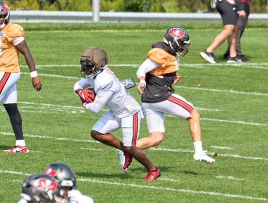 NFL, American Football Herren, USA 2026: NY Jets Training Camp AUG 12 Tampa Bay Buccaneers quarterback Baker Mayfield (6) and running back Kenny Gainwell (1) participate during a joint practice with the New York Jets during training camp at the Atlantic Health Jets Training Center, Florham Park, New Jersey. Duncan Williams CSM (Credit Image: Duncan Williams Cal Media) Florham Park New Jersey United States EDITORIAL USE ONLY Copyright: xx ZUMA-20260812_zma_c04_038.jpg DuncanxWilliamsx csmphotothree510711