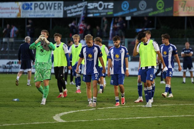 Fußball I Herren I Saison 2026 2027 I Regionalliga Nord I 3.Spieltag I Eintracht Norderstedt - BSV Kickers Emden I 12.08.2026 Enttäuschte Spieler vom BSV Kickers Emden Norderstedt Edmund Plambeck Stadion Schleswig-Holstein Deutschland *** Soccer I Men s Team I 2026–2027 Season I Regionalliga Nord I Matchday 3 I Eintracht Norderstedt vs. BSV Kickers Emden I August 12, 2026 Disappointed players from BSV Kickers Emden at the Edmund Plambeck Stadium in Norderstedt, Schleswig-Holstein, Germany, Germany Copyright: xLobeca RalfxHomburgx