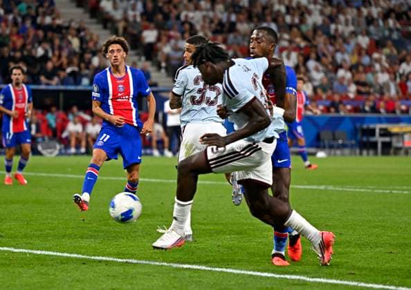 12.08.2026, Fussball UEFA-Supercup 2026: Finale in Salzburg (Österreich), Paris St. Germain - Aston Villa, in der Red Bull Arena (Wals bei Salzburg). Brian Madjo (Aston Villa) trifft zum 1:1, Maghnes Akliouche (FC Paris Saint-Germain) kann nur zusehen. ***DFL and DFB regulations prohibit any use of photographs as image sequences and or quasi-video.*** *** August 12, 2026, Soccer: 2026 UEFA Super Cup Final in Salzburg, Austria, Paris Saint-Germain vs. Aston Villa, at the Red Bull Arena in Wals near Salzburg; Brian Madjo of Aston Villa scores to tie the game at 1–1; Maghnes Akliouche of Paris Saint-Germain can only watch ***DFL and DFB regulations prohibit any use of photographs as image sequences and or quasi-video***