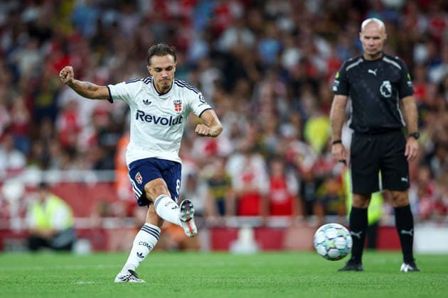 Arsenal v Como, Pre-Season Friendly Maxence Caqueret of Como scores a penalty, watched by Referee Paul Tierney, after the Arsenal v Como Pre-Season Friendly match at the Emirates Stadium, London, England on 12 August 2026 Credit: Ian Stephen Every Second Media Editorial use only. All images are copyright Every Second Media Limited. No images may be reproduced without prior permission. Copyright: xIMAGO EveryxSecondxMediax ESM-2089-0063 IanxStephenx xEveryxSecondxMediax