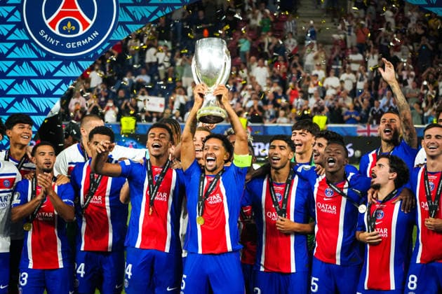 Fussball: Österreich: UEFA Super Cup 2026 - Finale, 12.08.2026 - Paris Saint-Germain (PSG - Frankreich) vs. Aston Villa FC (England) - Stadion Salzburg (Salzburg, Österreich); Marquinhos (Paris Saint Germain) - stemmt die Trophäe in die Höhe - Pokalzeremonie - Siegerteam, Supercupsieger *** Soccer Austria 2026 UEFA Super Cup Final, August 12, 2026 Paris Saint-Germain (PSG) France vs. Aston Villa FC England Salzburg Stadium, Salzburg, Austria Marquinhos of Paris Saint-Germain hoists the trophy Trophy presentation for the winning team, Super Cup champion Copyright: xLukasxBierederx