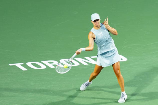 TORONTO, ON - AUGUST 12: Iga Swiatek of Poland returns a shot during her Semi-final match of the WTA, Tennis Damen National Bank Open tournament on August 12, 2026 at Sobeys Stadium in Toronto, ON, Canada (Photo by Julian Avram Icon Sportswire) TENNIS: AUG 12 National Bank Open EDITORIAL USE ONLY Icon2608120015