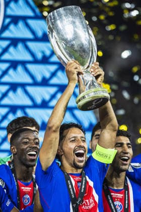 SALZBURG, AUSTRIA - AUGUST 12: Marquinhos of Paris Saint-Germain lifting the UEFA Super Cup trophy during the UEFA Super Cup 2026 match between Paris Saint-Germain and Aston Villa at Stadion Salzburg on August 12, 2026 in Salzburg, Austria. (Photo by Joao Bravo Sports Press Photo Getty Images)  Copyright: xSportsxPressxPhotox Sportspressphoto_SPR205208