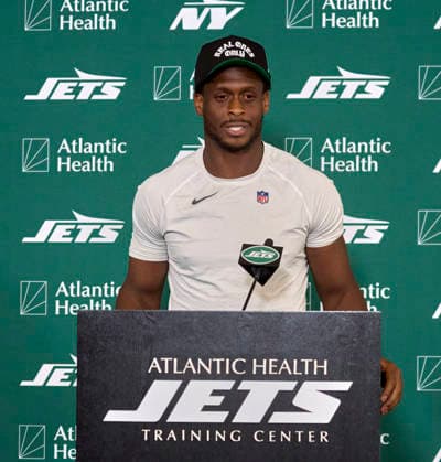 NFL, American Football Herren, USA 2026: NY Jets Training Camp AUG 12 New York Jets quarterback Geno Smith (7) during a press conference, PK, Pressekonferenz after joint practice with the Tampa Bay Buccaneers during training camp at the Atlantic Health Jets Training Center, Florham Park, New Jersey. Duncan Williams CSM (Credit Image: Duncan Williams Cal Media) Florham Park New Jersey United States EDITORIAL USE ONLY Copyright: xx ZUMA-20260812_zma_c04_072.jpg DuncanxWilliamsx csmphotothree510767