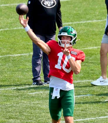 NFL, American Football Herren, USA 2026: NY Jets Training Camp AUG 12 New York Jets quarterback Cade Klubnik (10) participate during a joint practice with the Tampa Bay Buccaneers during training camp at the Atlantic Health Jets Training Center, Florham Park, New Jersey. Duncan Williams CSM (Credit Image: Duncan Williams Cal Media) Florham Park New Jersey United States EDITORIAL USE ONLY Copyright: xx ZUMA-20260812_zma_c04_057.jpg DuncanxWilliamsx csmphotothree510782