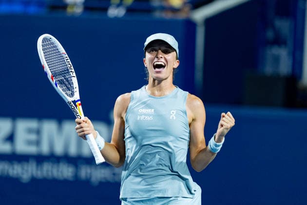 TORONTO, ON - AUGUST 12: Iga Swiatek of Poland celebrates after winning her Semi-final match of the WTA, Tennis Damen National Bank Open tournament on August 12, 2026 at Sobeys Stadium in Toronto, ON, Canada (Photo by Julian Avram Icon Sportswire) TENNIS: AUG 12 National Bank Open EDITORIAL USE ONLY Icon2608120235