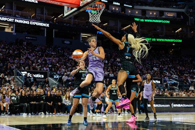 SAN FRANCISCO, CA - AUGUST 12: Cecilia Zandalasini 24 of the Golden State Valkyries passes the ball against DiJonai Carrington 7 of the Chicago Sky during a WNBA, Basketball Damen, USA game on August 12, 2026 at Chase Center in San Francisco, CA. (Photo by Matthew Huang Icon Sportswire) WNBA: AUG 12 Chicago Sky at Golden State Valkyries EDITORIAL USE ONLY Icon260812030