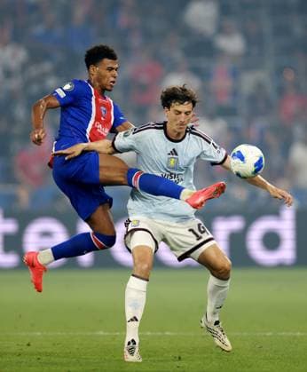Desire Doue of Paris Saint-Germain and Pau Torres of Aston Villa. Paris St Germain v Aston Villa, UEFA Super Cup Final, Football, Red Bull Arena, Salzburg, Austria - 12 Aug 2026Salzburg Red Bull Arena, Austria  Copyright: xJamesxMarsh Shutterstockx 17064758gc