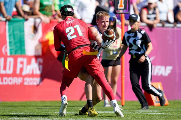 Javier Alberto Vivian Quintero (Mexico) und Ben Frohlich (Germany) battle for the ball during the Men s 2026 IFAF Flag Football World Championships group stage match between Mexico v Germany at Flag Football Complex Dusseldorf-Garath on August 13, 2026 in Dusseldorf, Germany. (Photo by Alex Gottschalk DeFodi Images) - *** Javier Alberto Vivian Quintero of Mexico and Ben Frohlich of Germany battle for the ball during the Men’s 2026 IFAF Flag Football World Championships group stage match between Mexico and Germany at the Flag Football Complex in Düsseldorf-Garath on August 13, 2026 in Düsseldorf, Germany. Photo by Alex Gottschalk, DeFodi Images