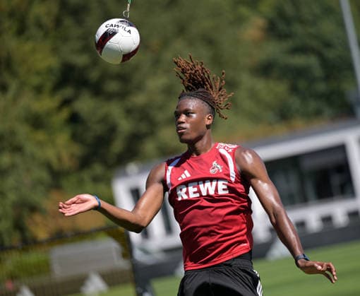 13.08.2026, xophax, Fussball 1.Bundesliga, 1.FC Koeln Training am Geissbockheim. Elias Bakatukanda ( 1.FC Köln ) am Kopfball-Pendel . Kitzbühel *** August 13, 2026, xophax, Soccer, Bundesliga 1, 1. FC Köln Training at Geissbockheim, Elias Bakatukanda, 1. FC Köln, Heading Drill, Kitzbühel