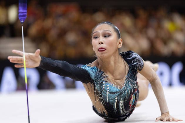 Weltmeisterschaft der Rhythmischen Sportgymnastik Aibota Yertaikyzy (Kasachstan) springt einer ihrer Keulen hinterher, bekommt sie aber erst zu spät zu fassen. Weltmeisterschaft der Rhythmischen Sportgymnastik vom 11. bis zum 16. August in der Festhalle in Frankfurt am Main. Qualifikation Tag 2., Frankfurt am Main Hessen Deutschland Festhalle *** Rhythmic Gymnastics World Championships: Aibota Yertaikyzy of Kazakhstan jumps after one of her clubs, but she grabs it too late Rhythmic Gymnastics World Championships from August 11 to 16 at the Festhalle in Frankfurt am Main Qualifying Round Day 2, Frankfurt am Main, Hesse, Germany, Festhalle
