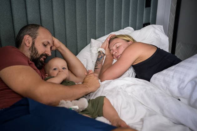 Swimming, European Championships in Paris, Sarah Sjöström with her family in a hotel room
