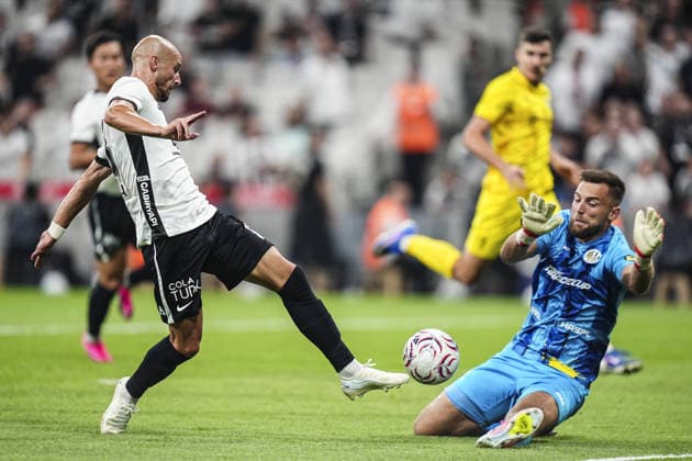 Besiktas v Hradec Kralove - UEFA Europa League ISTANBUL, TURKIYE - AUGUST 13: Besiktas player Vaclav Cerny (L) and Hradec Kralove player Adam Zadrazil (R) compete for the ball during the UEFA Europa League third qualifying round second-leg match between Besiktas and Hradec Kralove at Tupras Stadium in Istanbul, Turkiye on August 13, 2026. Agit Erdi Ulukaya Anadolu Istanbul Turkey. Editorial use only. Please get in touch for any other usage.  Copyright: x2026xAnadoluxAgitxErdixUlukayax