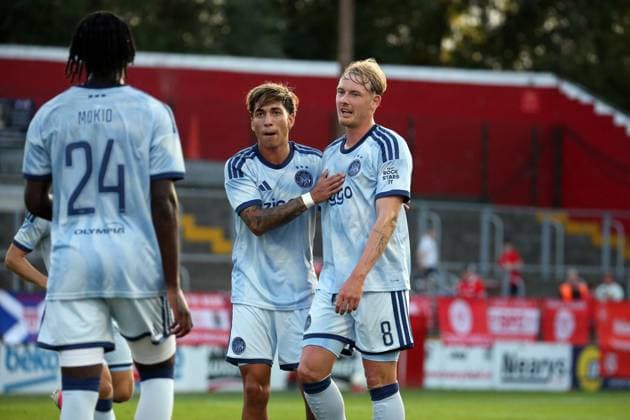 DUBLIN - Julian Brandt of Ajax (right) celebrates the 0-1 during the UEFA Conference League 3rd qualifying round match between Shelbourne FC and AFC Ajax at Tolka Park Stadium on August 12, 2026 in Dublin, Ireland. JACK MULLINS ANP xVIxANPxSportx xxANPxIVx 565407281 originalFilename: 565407281.jpg