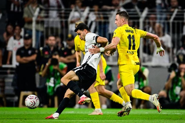 Besiktas v Hradec Kralove - UEFA Europa League ISTANBUL, TURKIYE - AUGUST 13: Yasin Ozcan of Besiktas in action against Samuel Dancak of Hradec Kralove during the UEFA Europa League third qualifying round second-leg match between Besiktas and Hradec Kralove at Tupras Stadium in Istanbul, Turkiye on August 13, 2026. Cem Tekkesinoglu Anadolu Istanbul Turkey. Editorial use only. Please get in touch for any other usage.  Copyright: x2026xAnadoluxCemxTekkesinoglux