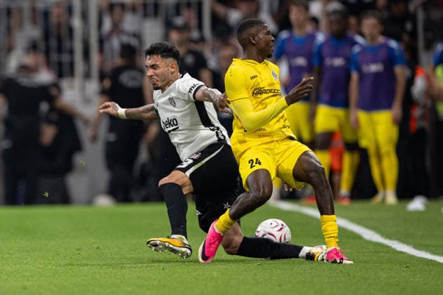 Besiktas v Hradec Kralove - UEFA Europa League ISTANBUL, TURKIYE - AUGUST 13: Emirhan Topcu of Besiktas in action against Abdullahi Umar (24) of Hradec Kralove during the UEFA Europa League third qualifying round second-leg match between Besiktas and Hradec Kralove at Tupras Stadium in Istanbul, Turkiye on August 13, 2026. Celal Gunes Anadolu Istanbul Turkey. Editorial use only. Please get in touch for any other usage.  Copyright: x2026xAnadoluxCelalxGunesx