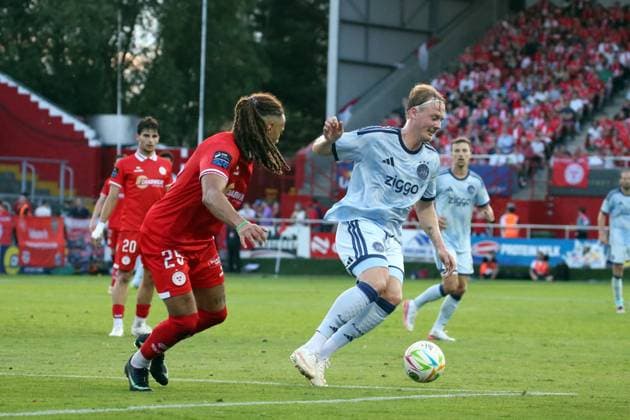 DUBLIN - (lr) Milan Mbeng of Shelbourne, Julian Brandt of Ajax during the UEFA Conference League 3rd qualifying round match between Shelbourne FC and AFC Ajax at Tolka Park Stadium on August 12, 2026 in Dublin, Ireland. JACK MULLINS ANP xVIxANPxSportx xxANPxIVx 565409227 originalFilename: 565409227.jpg