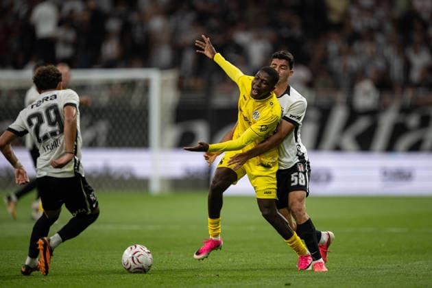 Besiktas v Hradec Kralove - UEFA Europa League ISTANBUL, TURKIYE - AUGUST 13: Besiktas player Yasin Ozcan (58) and FC Hradec Kralove player Abdullahi Umar (2nd R) compete for the ball during the UEFA Europa League third qualifying round second-leg match between Besiktas and FC Hradec Kralove at Tupras Stadium in Istanbul, Turkiye on August 13, 2026. Celal Gunes Anadolu Istanbul Turkey. Editorial use only. Please get in touch for any other usage.  Copyright: x2026xAnadoluxCelalxGunesx