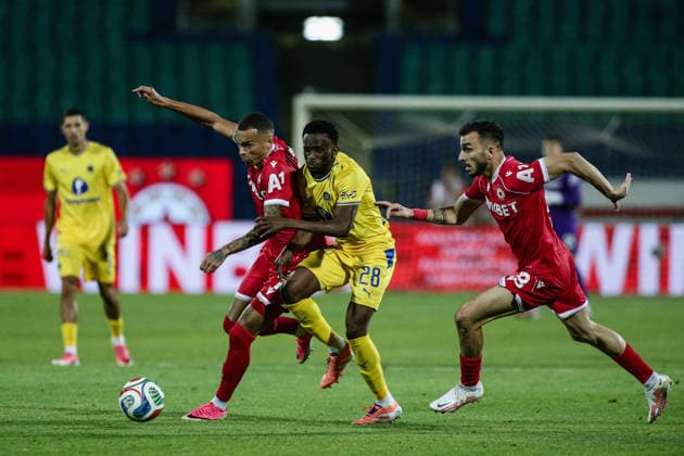 IPA87453952 - CSKA s Maks Ebong and Ioannis Pitas in action against Maccabi s Issouf Sissokho during the Europa League qualifying match between PFC CSKA and Maccabi Tel Aviv FC at Vasil Levski National Stadium in Sofia, Bulgaria, on August 13, 2026  Copyright: xIvanxSxIvanov IPAxSportx xx 87453952