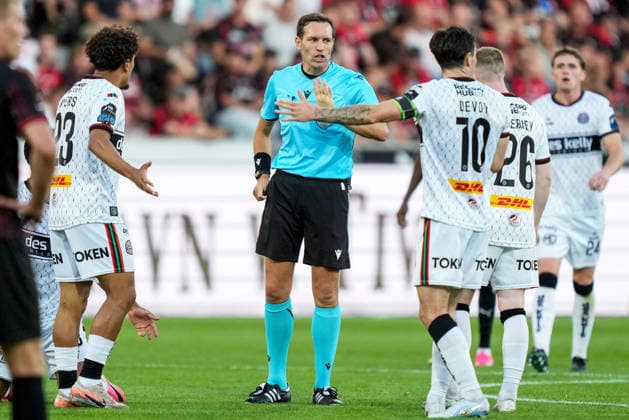 UEFA Europa Conference League Third Qualifying Round Second Leg, MCH Arena, Denmark 13 8 2026 FC Midtjylland vs Bohemians Bohemians players protest to Referee Matteo Marcenaro Bohemians players protest to Matteo Marcenaro 13 8 2026  Copyright: xx 20260813-214742-L-2