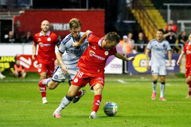DUBLIN - (lr) Oliver Edvardsen of Ajax, James Norris of Shelbourne during the UEFA Conference League 3rd qualifying round match between Shelbourne FC and AFC Ajax at Tolka Park Stadium on August 12, 2026 in Dublin, Ireland. JACK MULLINS ANP xVIxANPxSportx xxANPxIVx 565412066 originalFilename: 565412066.jpg