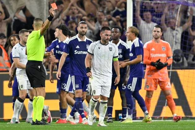 RSC Anderlecht v PAOK - UEFA Europa League ANDERLECHT, BELGIUM - AUGUST 13 : referee Sozza Simone showing a red card to Zivkovic Andrija of PAOK FC during the UEFA Europa League 2026 27 third qualifying round between RSC Anderlecht and PAOK on August 13, 2026 in Anderlecht, Belgium, 13 08 2026 Anderlecht Belgium  Copyright: xDhax