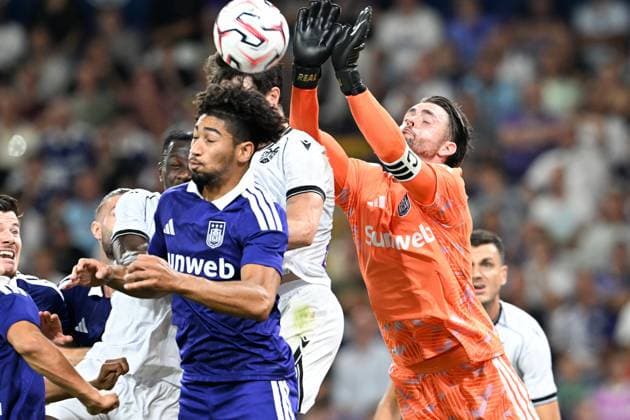 Anderlecht s Nathan Saliba; PAOK s Aritz Elustondo and Anderlecht s goalkeeper Colin Coosemans pictured in action during a game between Belgian RSC Anderlecht and Greek club PAOK , in Anderlecht, Brussels, Belgium, on Thursday 13 August 2026, a return leg game in the third qualifying round of the UEFA Europa League competition. RSCA won 0-1 the first leg. JILLxDELSAUX  x183322221x