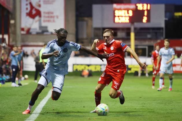 DUBLIN - (lr) Horthy Mokio of Ajax, James Norris of Shelbourne during the UEFA Conference League 3rd qualifying round match between Shelbourne FC and AFC Ajax at Tolka Park Stadium on August 12, 2026 in Dublin, Ireland. JACK MULLINS ANP xVIxANPxSportx xxANPxIVx 565412228 originalFilename: 565412228.jpg