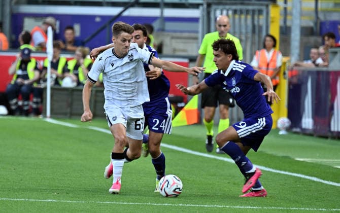 RSC Anderlecht v PAOK - UEFA Europa League BRUSSELS, BELGIUM - AUGUST 13: RSC Anderlecht s Giannis Konstantelias (L) in action during the UEFA Europa League match between RSC Anderlecht and PAOK at Lotto Park in Brussels, Belgium, on August 13, 2026. Dursun Aydemir Anadolu Brussels Belgium. Editorial use only. Please get in touch for any other usage.  Copyright: x2026xAnadoluxDursunxAydemirx