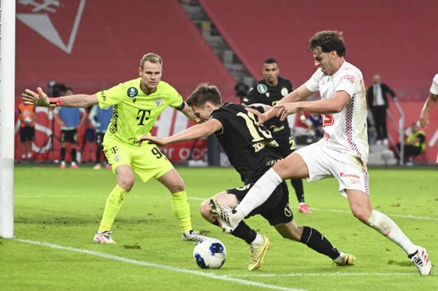 IPA87455923 - Denes Dibusz (Fer), 19ff, and Paulo Bernardo (Gor) during the UEFA Europa League match between Gornik Zabrze and Ferencvaros at the Arena Zabrze in Zabrze, Poland, on August 13, 2026  Copyright: xMichalxDubiel IPAxSportx xx 87455923