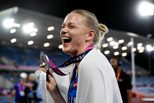 LKS 20260814 2nd placed Wilma Heltelä of Finland celebrating with Finnish flag and silver medal after the women s pole vault final at the European Athletics Championships 2026 in Birmingham, on August 13, 2026. - ANTTI AIMO-KOIVISTO Birmingham United Kingdom 9WhM4EfYGmU  Copyright: xAnttixAimo-Koivistox 9WhM4EfYGmU