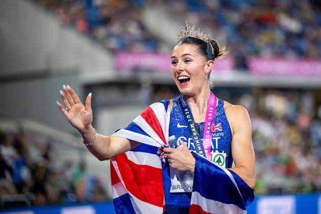 13.08.2026, GBR, Leichtathletik, Europameisterschaft 2026, Abendsession Tag 4, Birmingham Amy Hunt ( Großbritannien ) jubelt über den Sieg und die Gold Medaille, 200 Meter Damen, Finale Birmingham Alexander Stadium England Großbritannien *** August 13, 2026, GBR, Track and Field, 2026 European Championships, Evening Session, Day 4, Birmingham: Amy Hunt of Great Britain celebrates her victory and gold medal in the women s 200-meter final at Alexander Stadium in Birmingham, England, Great Britain Copyright: xNordphoto Memmlerx