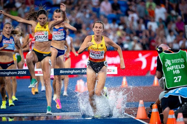 13.08.2026, GBR, Leichtathletik, Europameisterschaft 2026, Abendsession Tag 4, Birmingham Lea Meyer ( Deutschland ), Gesa Felicitas Krause ( Deutschland ) im Wassergraben, 3000 Meter Hindernislauf Damen, Finale Birmingham Alexander Stadium England Großbritannien *** August 13, 2026, GBR, Track and Field, 2026 European Championships, Evening Session, Day 4, Birmingham: Lea Meyer (Germany) and Gesa Felicitas Krause (Germany) in the water jump, Women’s 3,000-meter Steeplechase, Final, Alexander Stadium, Birmingham, England, Great Britain Copyright: xNordphoto Memmlerx