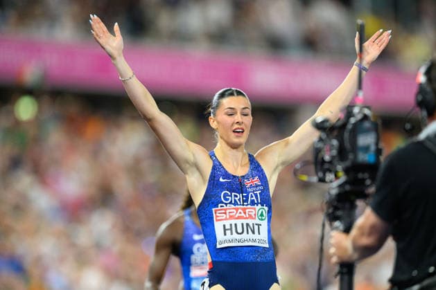 BIRMINGHAM, GREAT BRITAIN - August 13: Amy Hunt (Great Britain) with closed eyes and open arms after winning the 200 metres final during the European Athletics Championships 2026 at Alexander Stadium in Birmingham, Great Britain (Photo by Sven Beyrich Sports Press Photo)  Copyright: xSvenxBeyrich SportsxPressxPhotox Sportspressphoto_SPR205727