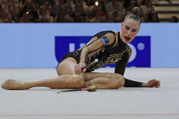 Deutsche Rhythmische Sportgymnastin und Titelverteidigerin Darja Varfolomeev (GER) bei Ihrem Heimspiel in der Mehrkampfqualifikation bei der Keulenübung, Fehler bei der Übung , Weltmeisterschaften der Rhythmischen Sportgymnastik Frankfurt, 42nd Rhythmic gymnastics, Rhythmische Sportgymnastik, RSG World Championships, Frankfurt am Main (GER), 12. - 16. AUGUST 2026, Individual Qualifications, Turnen, Rhythmische Sportgymnastik, 13.08.2026, Frankfurt Festhalle Deutschland *** German rhythmic gymnast and defending champion Darja Varfolomeev (GER) during her home competition in the all-around qualifying round for the clubs routine; she made a mistake during the routine; Rhythmic Gymnastics World Championships in Frankfurt, 42nd Rhythmic Gymnastics World Championships, Frankfurt am Main, Germany, August 12–16, 2026, Individual Qualifications, Gymnastics, Rhythmic Gymnastics, August 13, 2026, Frankfurt Festhalle, Germany