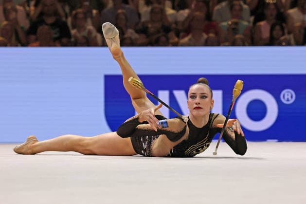 Deutsche Rhythmische Sportgymnastin und Titelverteidigerin Darja Varfolomeev (GER) bei Ihrem Heimspiel in der Mehrkampfqualifikation bei der Keulenübung , Weltmeisterschaften der Rhythmischen Sportgymnastik Frankfurt, 42nd Rhythmic gymnastics, Rhythmische Sportgymnastik, RSG World Championships, Frankfurt am Main (GER), 12. - 16. AUGUST 2026, Individual Qualifications, Turnen, Rhythmische Sportgymnastik, 13.08.2026, Frankfurt Festhalle Deutschland *** German rhythmic gymnast and defending champion Darja Varfolomeev (GER) competing on home turf in the all-around qualifying round for the clubs event at the Rhythmic Gymnastics World Championships in Frankfurt, the 42nd Rhythmic Gymnastics World Championships, Frankfurt am Main, Germany, August 12–16, 2026, Individual Qualifications, Gymnastics, Rhythmic Gymnastics, August 13, 2026, Frankfurt Festhalle, Germany