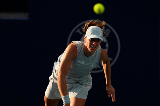 August 13, 2026, Toronto, On, CANADA: Poland s Iga Swiatek serves to Kazakhstan s Elena Rybakina during National Bank Open final tennis action, in Toronto, Thursday, Aug. 13, 2026. Canada News - August 13, 2026  - ZUMAc35_ 20260813_zaf_c35_080 Copyright: xChrisxYoungx