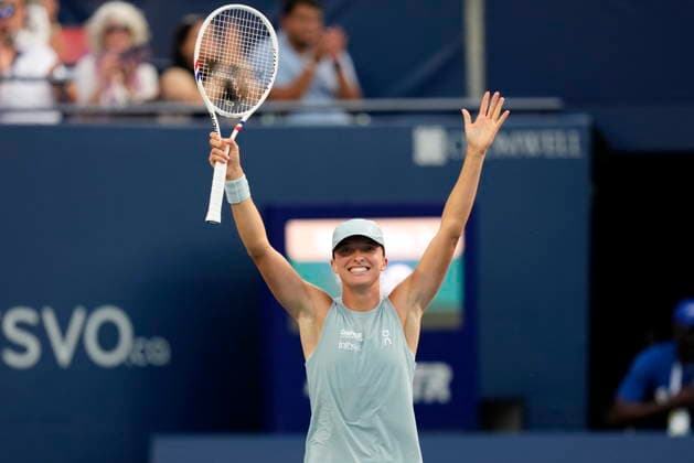 August 13, 2026, Toronto, On, CANADA: Poland s Iga Swiatek celebrates after defeating Kazakhstan s Elena Rybakina in National Bank Open final tennis action, in Toronto, Thursday, Aug. 13, 2026. Canada News - August 13, 2026  - ZUMAc35_ 20260813_zaf_c35_093 Copyright: xChrisxYoungx