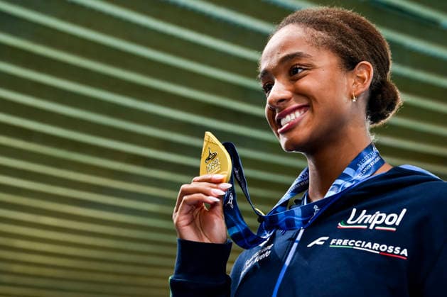 Sara Curtis of Italy shows the gold medal after competing in the swimming Women s 50m Backstroke final during the European Aquatics Championships at the Olympic Aquatic Center in Paris (France), August 13, 2026.