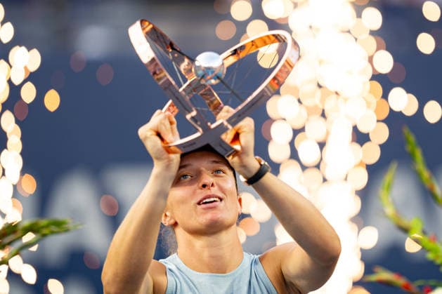 TORONTO, ON - AUGUST 13: Iga Swiatek of Poland lifts the championship trophy after winning the WTA, Tennis Damen National Bank Open tournament on August 13, 2026 at Sobeys Stadium in Toronto, ON, Canada (Photo by Julian Avram Icon Sportswire) TENNIS: AUG 13 National Bank Open EDITORIAL USE ONLY Icon2608130285