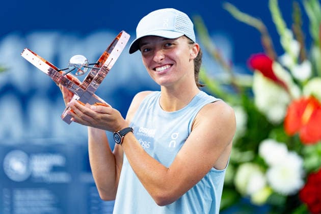 TORONTO, ON - AUGUST 13: Iga Swiatek of Poland lifts the championship trophy after winning the WTA, Tennis Damen National Bank Open tournament on August 13, 2026 at Sobeys Stadium in Toronto, ON, Canada (Photo by Julian Avram Icon Sportswire) TENNIS: AUG 13 National Bank Open EDITORIAL USE ONLY Icon2608130303