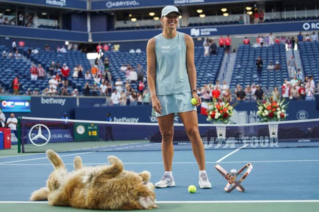 WTA, Tennis Damen Masters 1000 National Bank Open Toronto 2026 - Final Match - Day 13 Iga Swiatek of Poland poses whit the trophy after winning her Women™s Singles final match against Elena Rybakina of Kazakhstan on day 13 of the WTA Masters 1000 National Bank Open at Sobeys Stadium on August 13, 2026 in Toronto, Canada. (Photo by Leonardo Ramirez Eyepix Group) Copyright: xLeonardoxRamirezx xEyepixxGroupx LR_13082026_10431