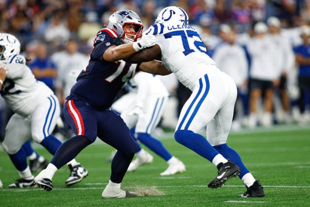 August 13, 2026; Foxborough, Massachusetts, USA; New England Patriots tackle Caleb Lomu (74) takes on Indianapolis Colts defensive end Micheal Clemons (72) during an NFL, American Football Herren, USA preseason game at Gillette Stadium. (c) CSM NFL 2026: Colts Vs Patriots AUG 13  - ZUMAc04_ 20260813_zma_c04_027 Copyright: xBurtxGranofskyx