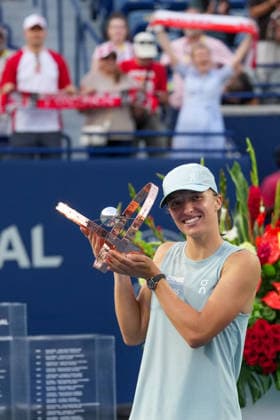 WTA, Tennis Damen Masters 1000 National Bank Open Toronto 2026 - Final Match - Day 13 Iga Swiatek of Poland posses whit the trophy during the trophy ceremony after winning her Women™s Singles final match against Elena Rybakina of Kazakhstan on day 13 of the WTA Masters 1000 National Bank Open at Sobeys Stadium on August 13, 2026 in Toronto, Canada. (Photo by Leonardo Ramirez Eyepix Group) Copyright: xLeonardoxRamirezx xEyepixxGroupx LR_13082026_10469