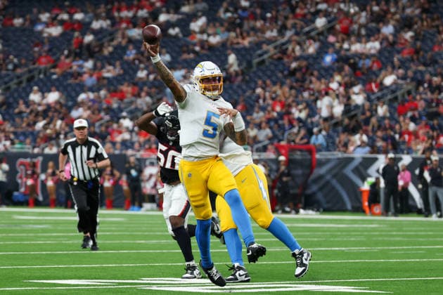 HOUSTON, TX - AUGUST 13: Quarterback Trey Lance of the Los Angeles Chargers passes the ball during the NFL, American Football Herren, USA preseason game between Houston Texans and Los Angeles Chargers on August 13, 2026, at Reliant Stadium in Houston, TX. (Photo by David Buono Icon Sportswire) NFL: AUG 13 Chargers at Texans EDITORIAL USE ONLY Icon260813008