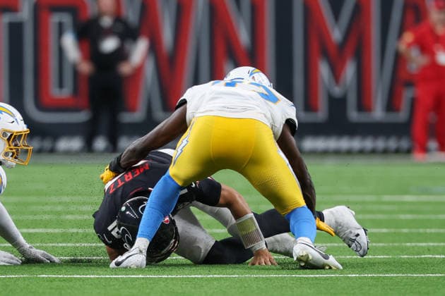 HOUSTON, TX - AUGUST 13: Quarterback Graham Mertz of the Houston Texans goes down awkwardly in front of long snapper Josh Harris of the Los Angeles Chargers during the NFL, American Football Herren, USA preseason game between Houston Texans and Los Angeles Chargers on August 13, 2026, at Reliant Stadium in Houston, TX. (Photo by David Buono Icon Sportswire) NFL: AUG 13 Chargers at Texans EDITORIAL USE ONLY Icon260813024