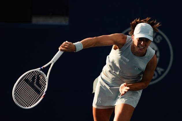 August 13, 2026, Toronto, On, CAN: Poland s Iga Swiatek serves to Kazakhstan s Elena Rybakina during National Bank Open final tennis action, in Toronto, Thursday, Aug. 13, 2026. Canada News - August 13, 2026  - ZUMAc35_ 20260813_zaf_c35_127 Copyright: xChrisxYoungx